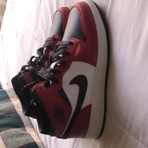 Nike Air Jordan 1 mid GS - Picture 5 of 8